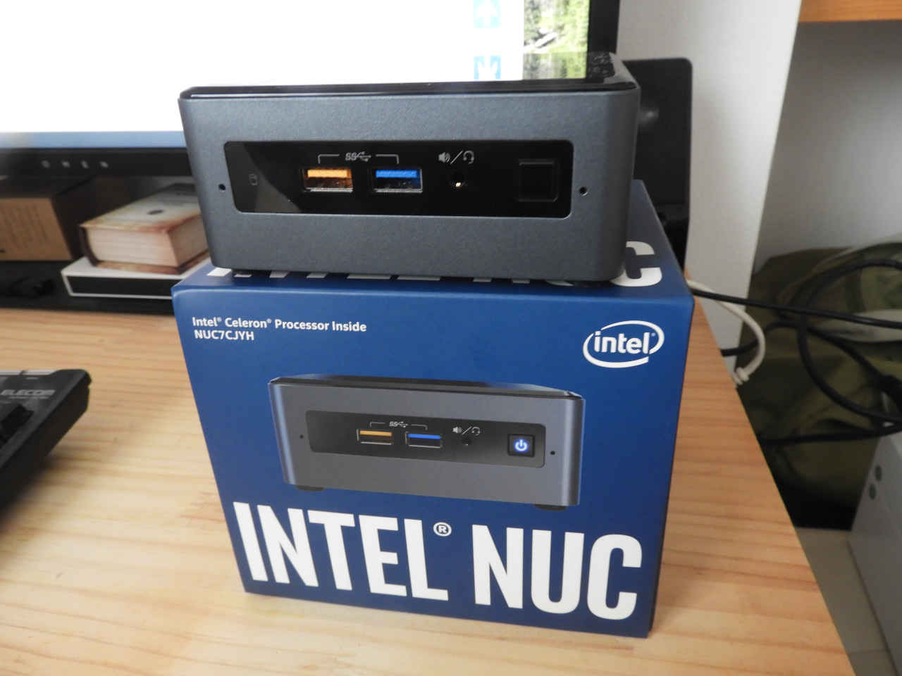 nuc7cjyh_m.jpg